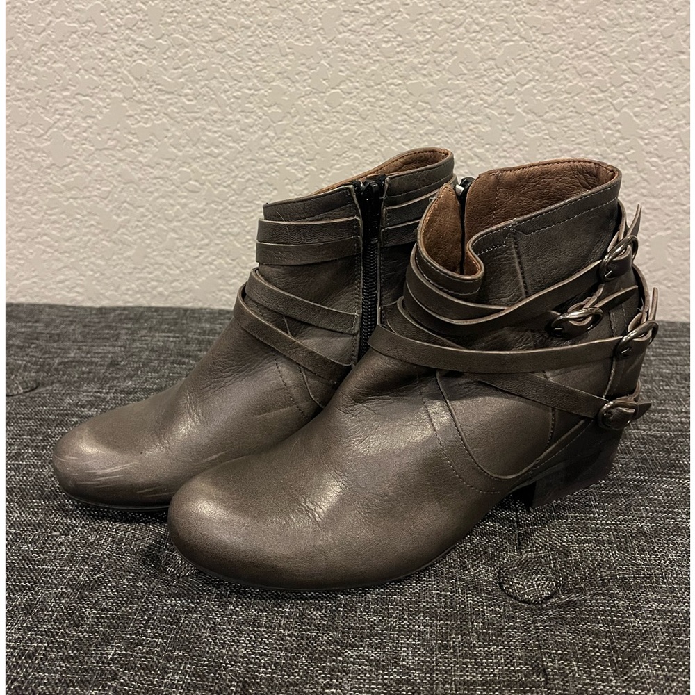 Mix Mooz. 6. Brown booties in great condition. make an offer